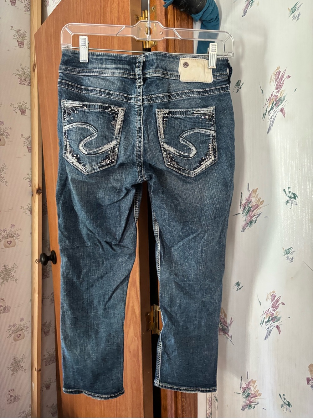 Women’s Dark Wash Embellished Pocket Suki Capri Jeans - Silver Jeans Co.